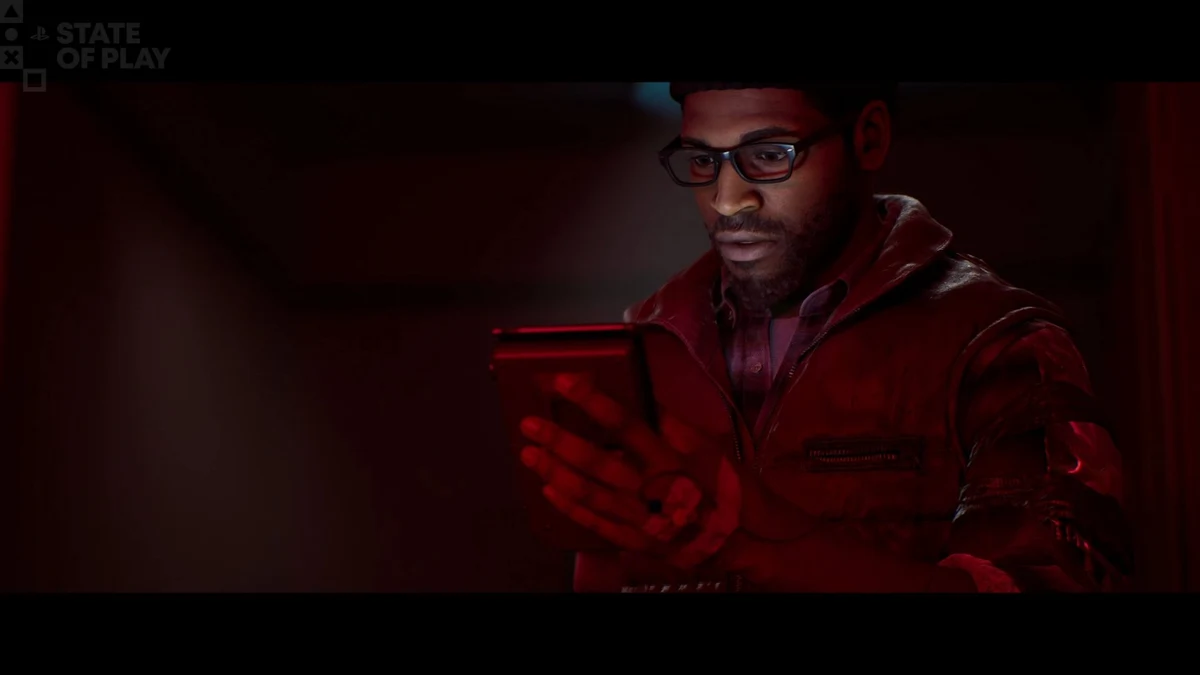 Simon يفحص مكتبًا مستخدمًا جهاز CRTV