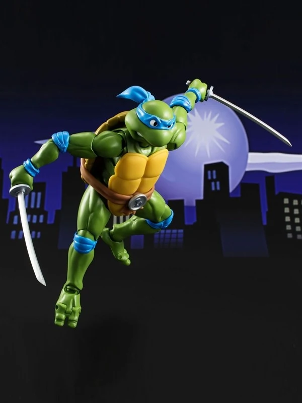 Teenage Mutant Ninja Turtles Leonardo action figure in battle pose
