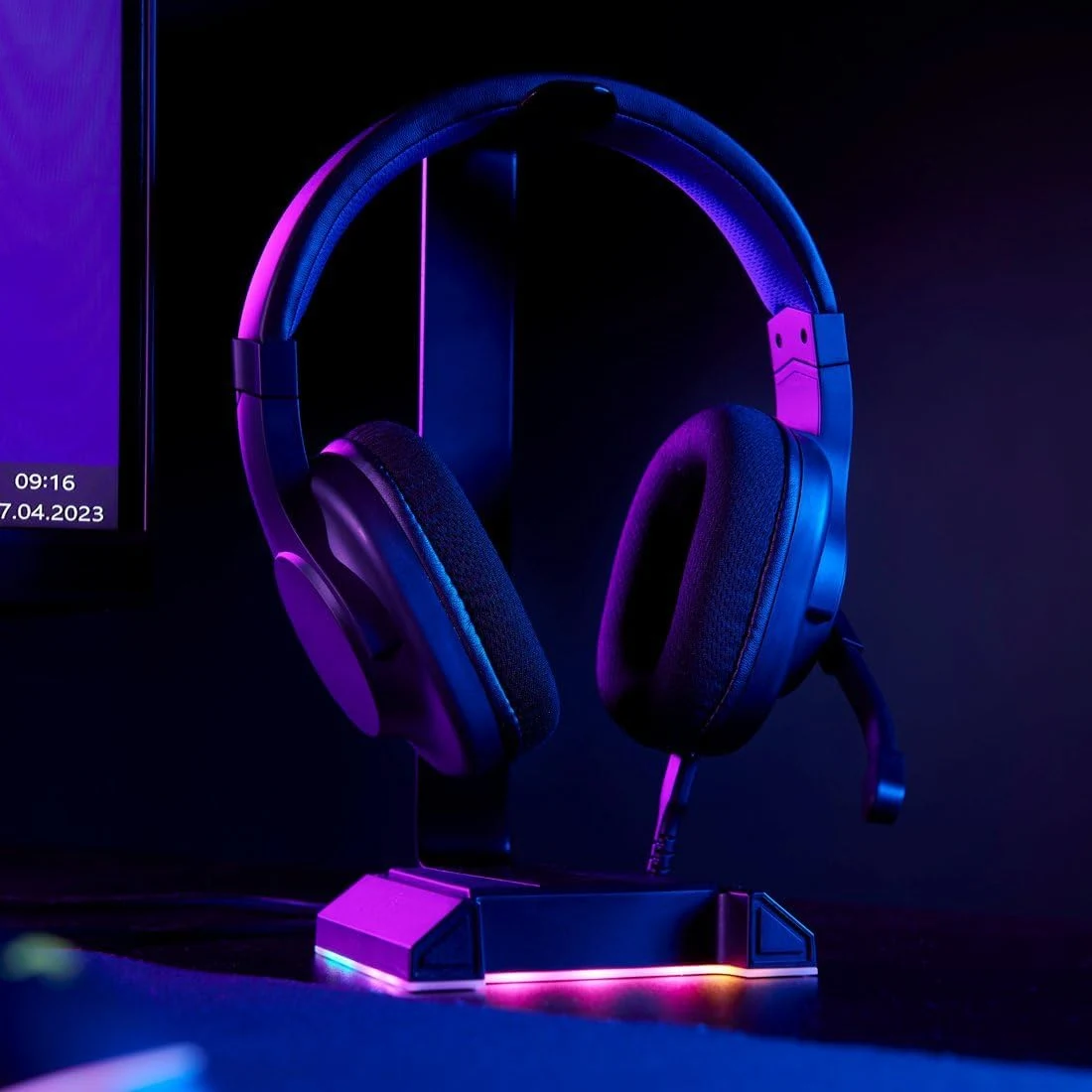 Front view of the uRage SoundZ 200 black USB gaming headset