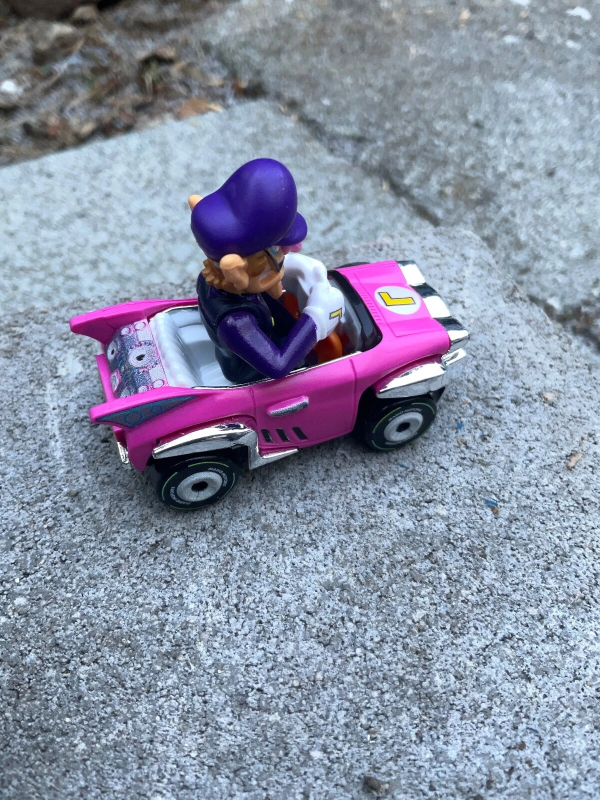 سيارة Waluigi Badwagon على مسار Hot Wheels